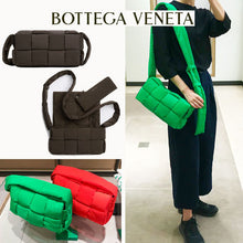 画像をギャラリービューアに読み込む, 【バーゲンセール開催中!】BOTTEGA VENETAパデッド テック カセット★パッド入りイントレチャートナイロンのクロスボディミディアムバッグ.
