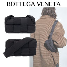 画像をギャラリービューアに読み込む, 【バーゲンセール開催中!】BOTTEGA VENETAパデッド テック カセット★パッド入りイントレチャートナイロンのクロスボディミディアムバッグ.